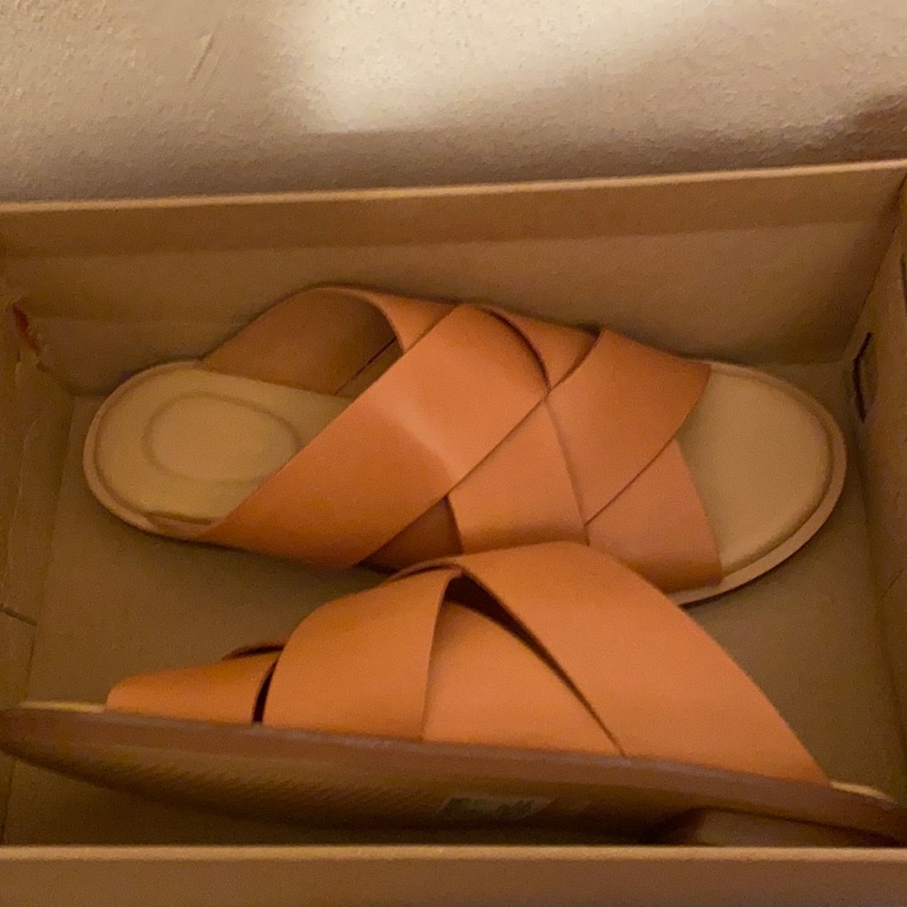 Clarks tan Willow Art sandals